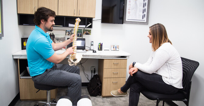 Chiropractor Near Me in Waukee: What You Should Expect on Your First Visit image